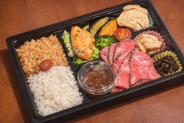 ①季節のお弁当【道産牛ローストビーフとサーモンの香草焼き】